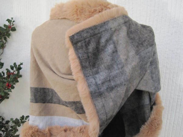 Kamelbeige Poncho Med Ränder Och Pälskrage