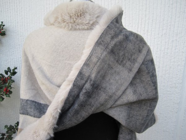 Beige Poncho Med Ränder Och Pälskant