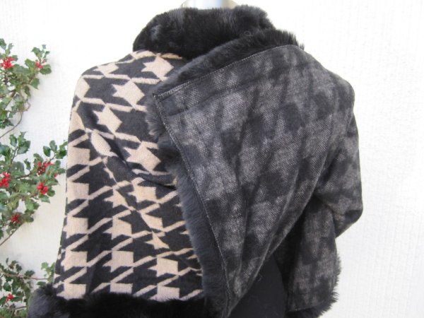 Svart / Beige Hundtandsmönstrad Poncho Med Pälskant