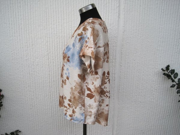 Blommig viskosblus med kort ärm. Natur beige