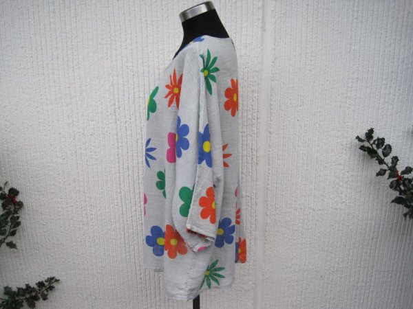 Ljusgrå bomullsblus med färgglada blommor. Made in Italy