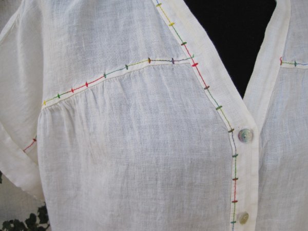 Beige V-ringad Linneblus Med Färgade Dekorsömmar