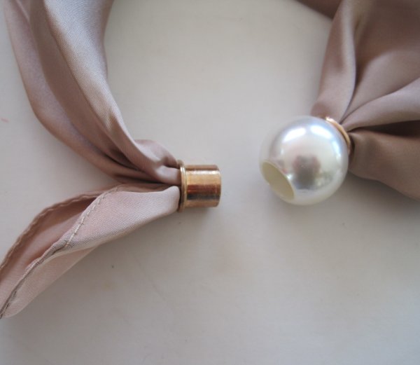 Beige Scarf Med Magnet
