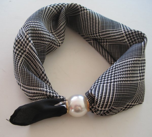 Svart Vit Mönstrad Scarf Med Magnet