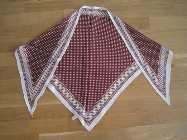 Vinröd Trekantig Prickig Scarf Viskos