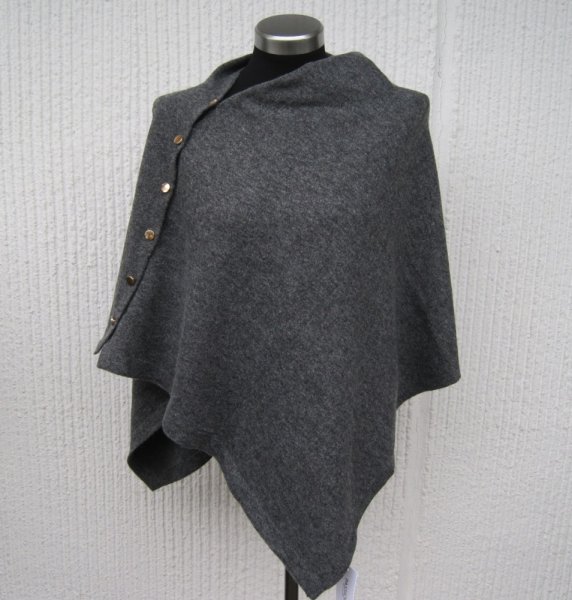 Grå Stickad Poncho Med Knappar