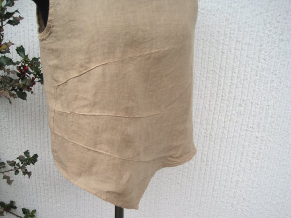 Beige Ärmlös Linneblus Med Dekorativa Sömmar