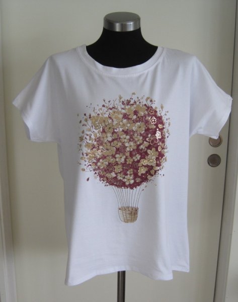 Inze Vit T-shirt Med Vinröd Blommig Luftballong