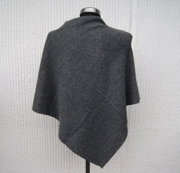 Grå Stickad Poncho Med Knappar