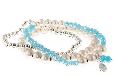 Elastiskt armband vita/ljusblå pärlor Lotta Design