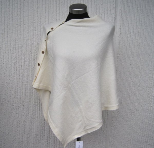 Cremevit Stickad Poncho Med Knappar
